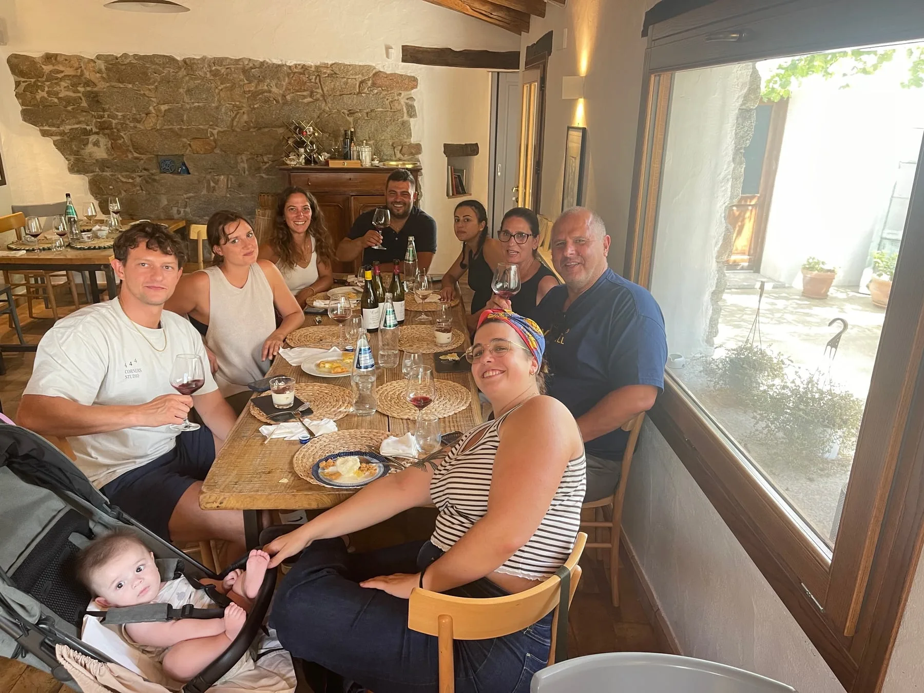 Yanni, Denise, Simone, Federica, family and friends gathered around the table